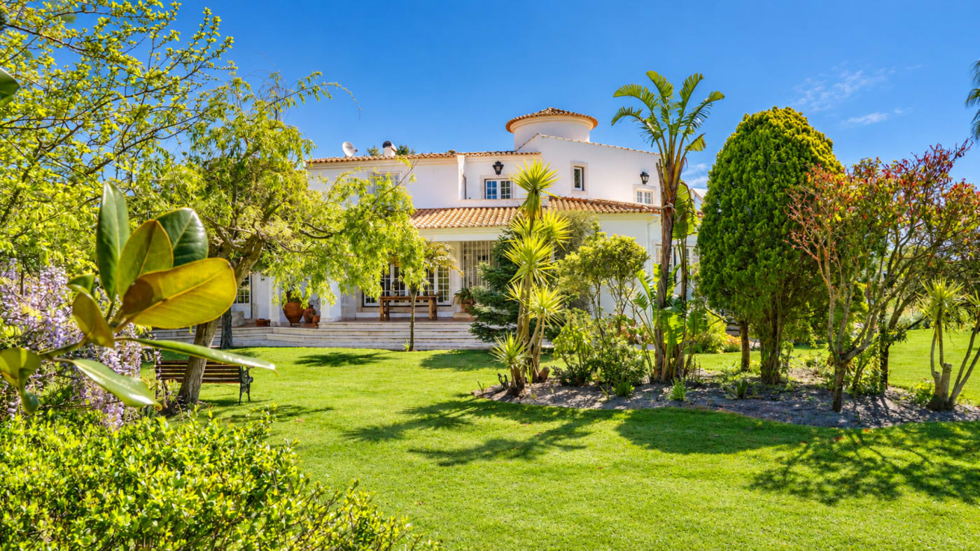 Casa da Vila Louro rodeada de jardins, em Santa Cruz