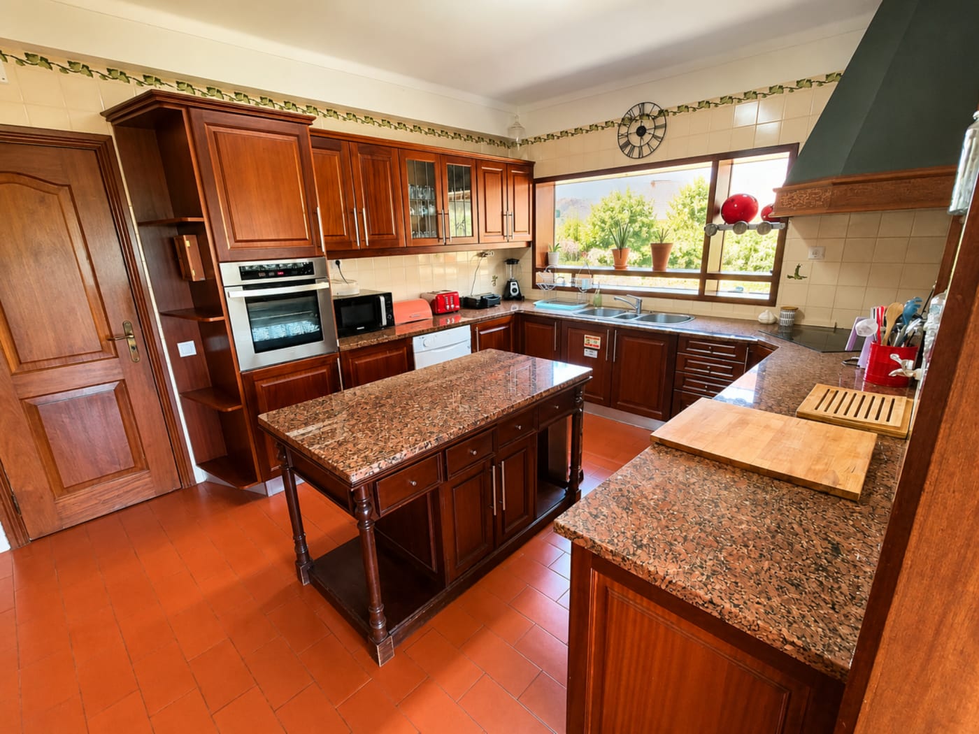 Cozinha equipada da Vila Louro para estadias de grupo