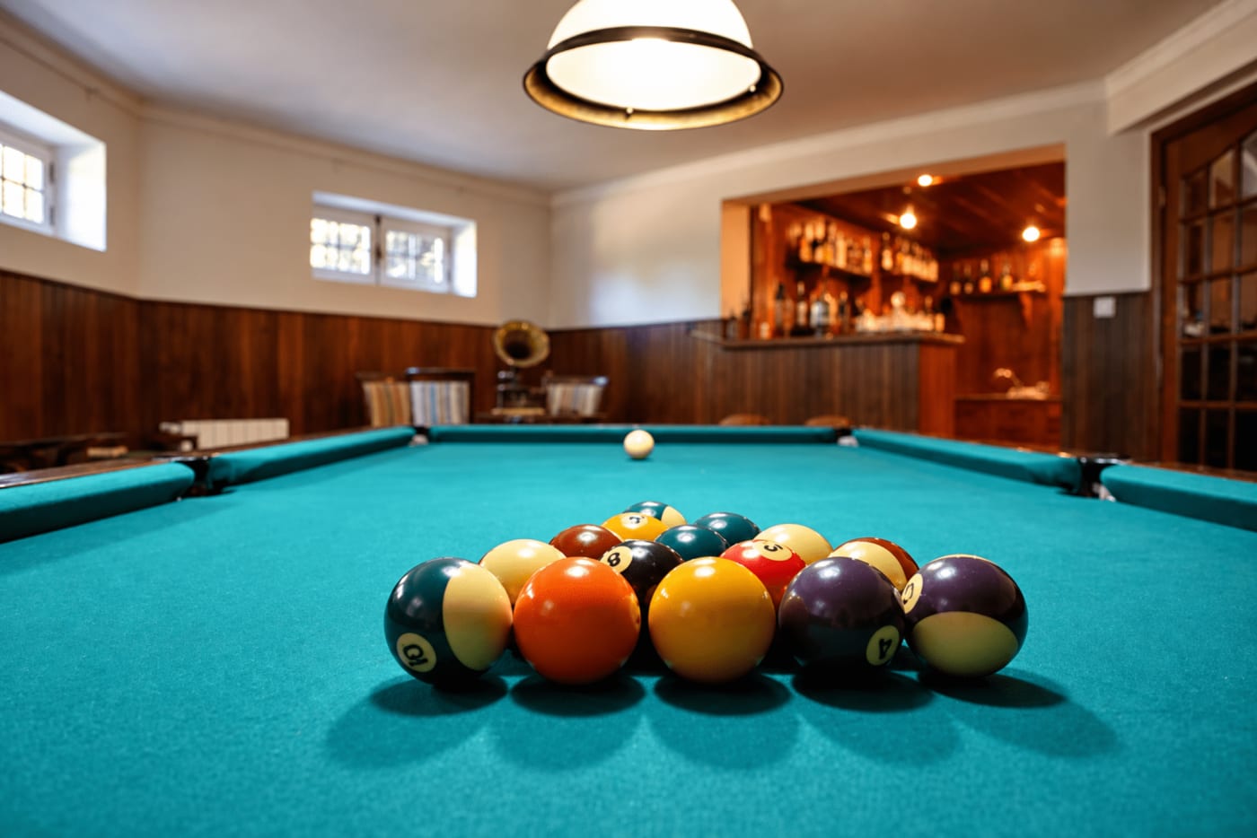 Mesa de bilhar e bar na sala de jogos da Vila Louro
