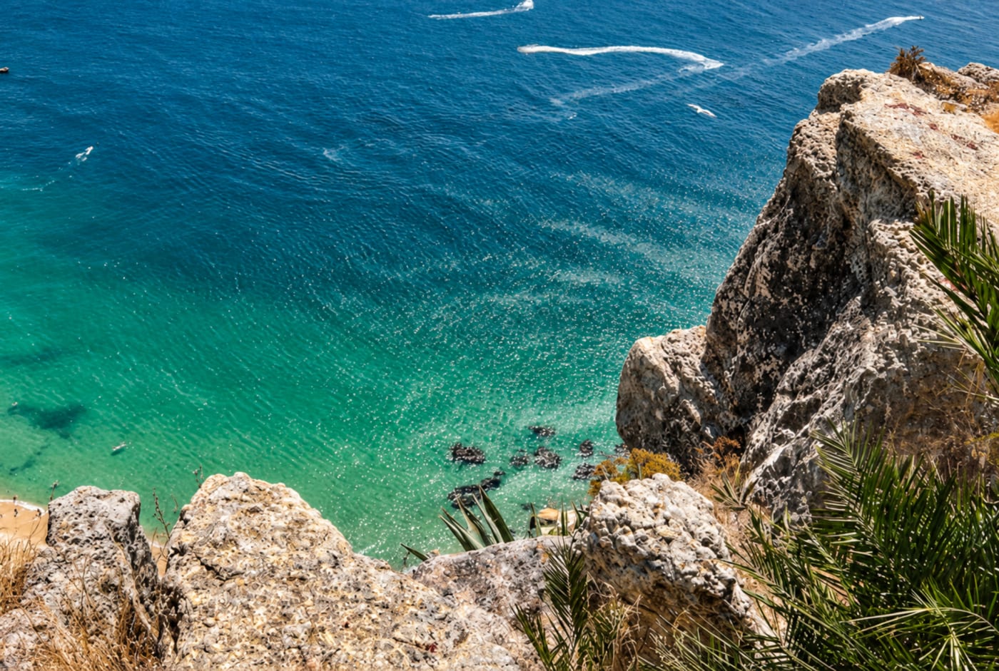 Mar e falésias na Nazaré