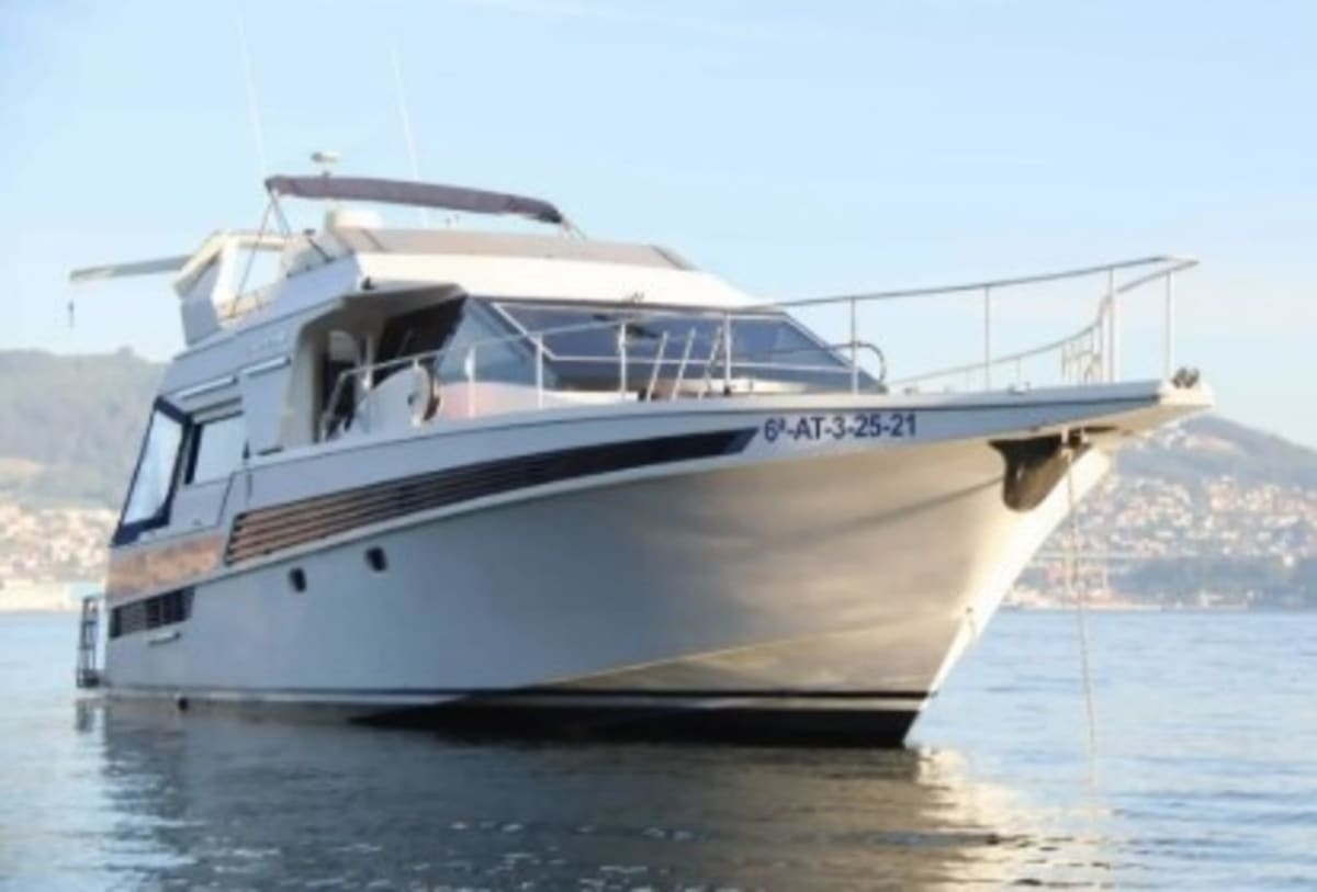 Paseo en barco y colaboradores locales vinculados al mar
