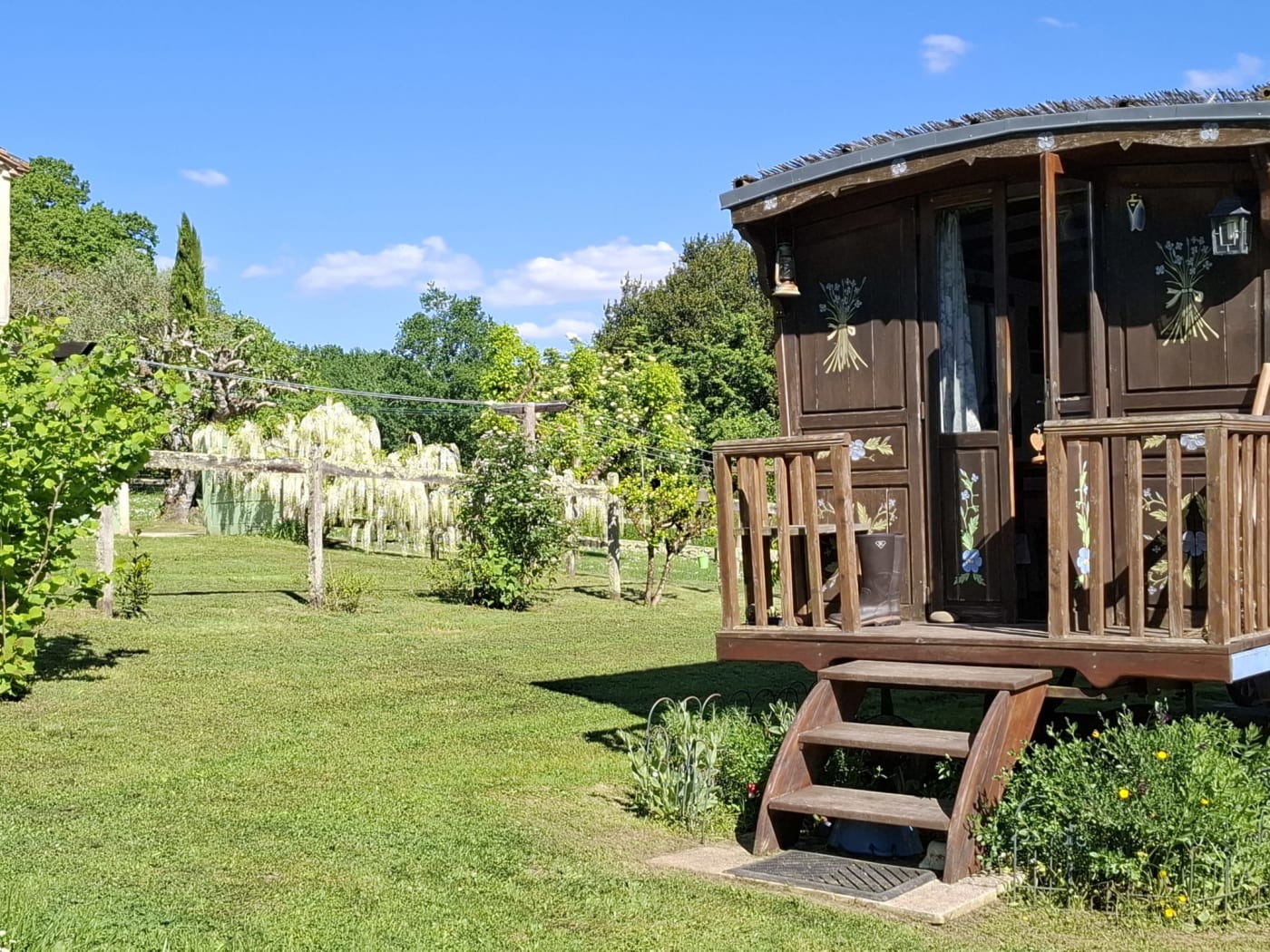Photo 9/10 — Roulotte « Fleur des Champs — roulotte verte fleurie, Sigalens » à Sigalens Gironde