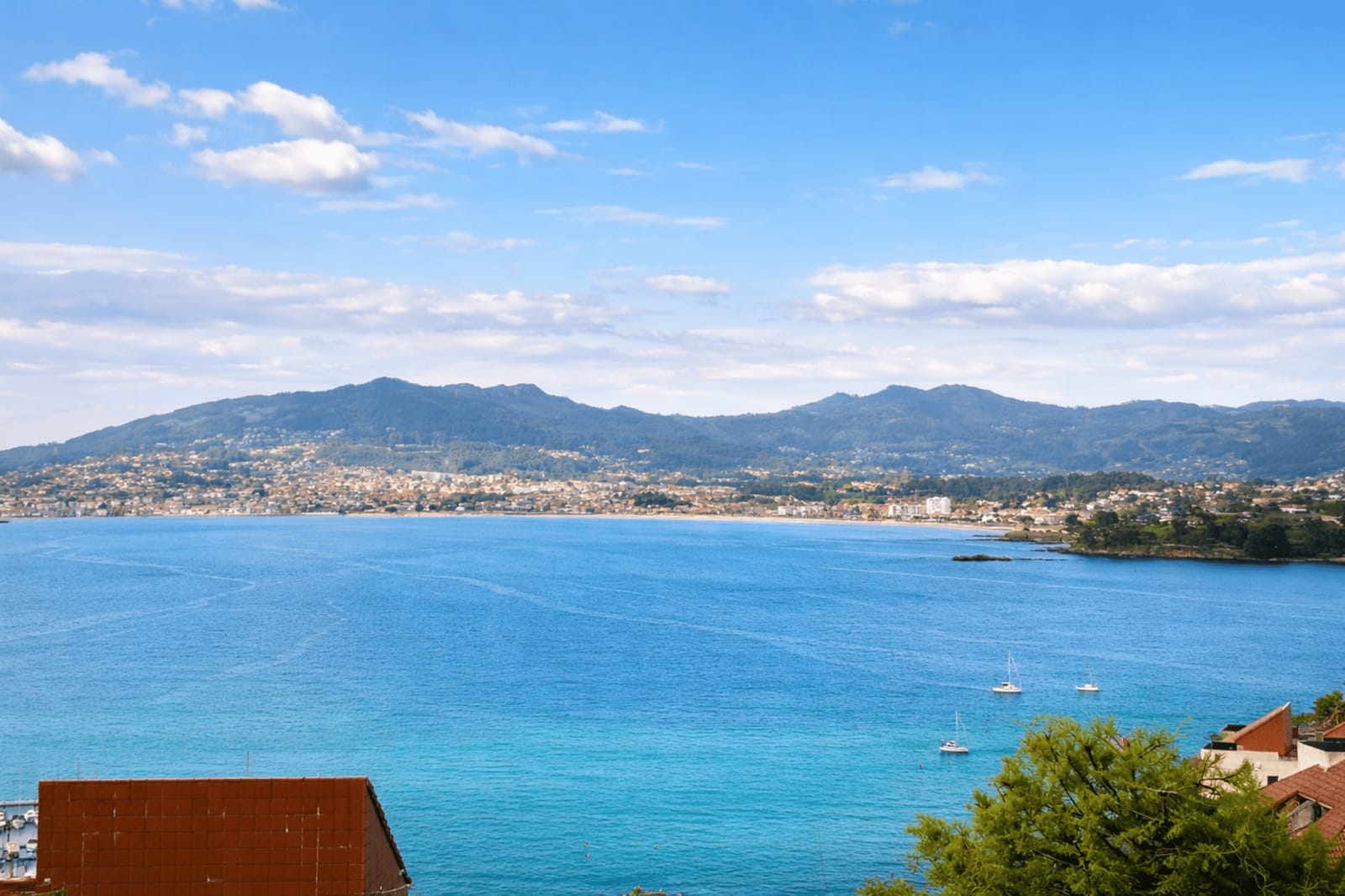 Alojamiento Holibai frente al mar con terraza y vistas a la bahía