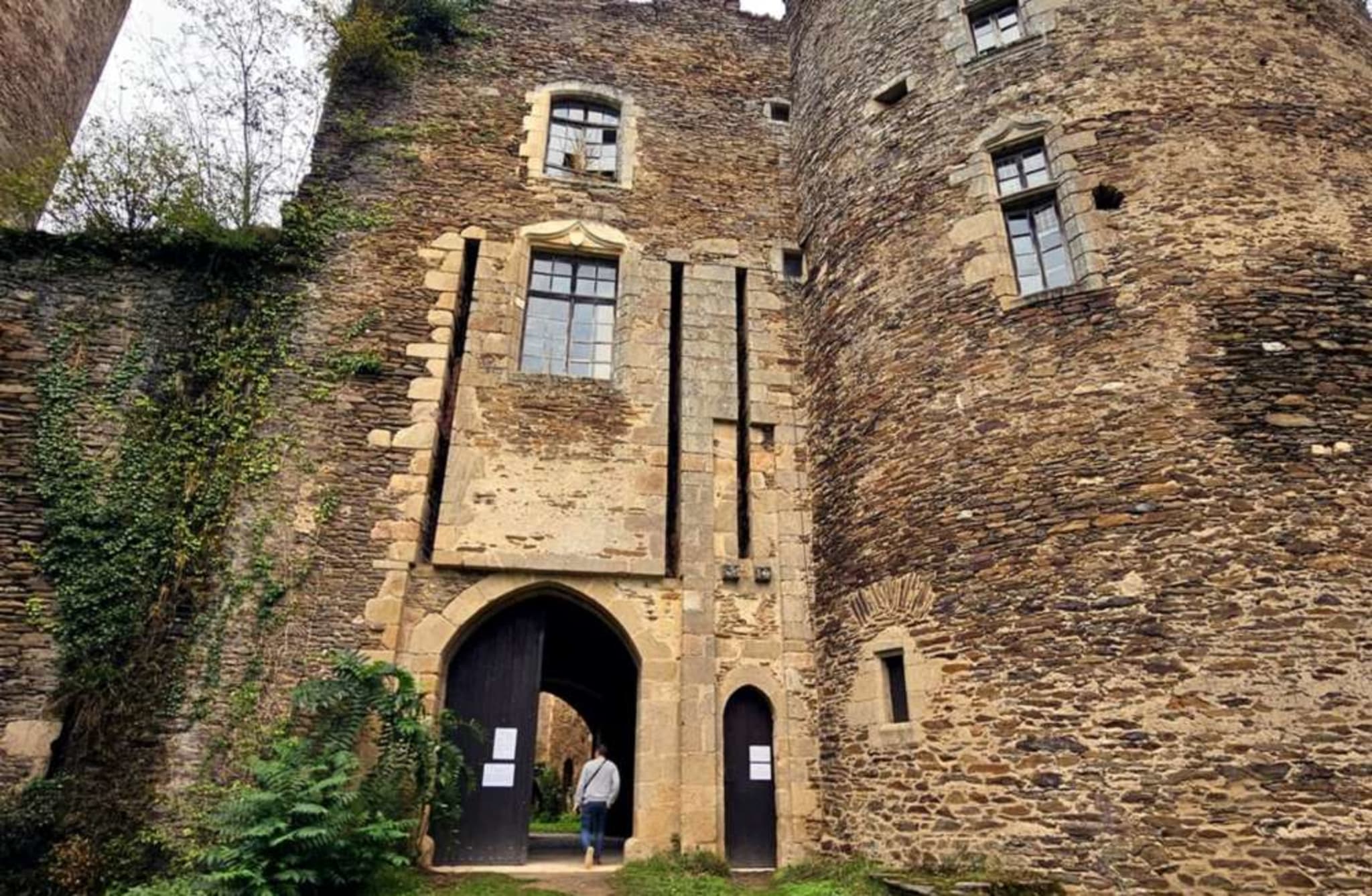 Le château de Châteaubrun et une sculpture de Guy Baudat