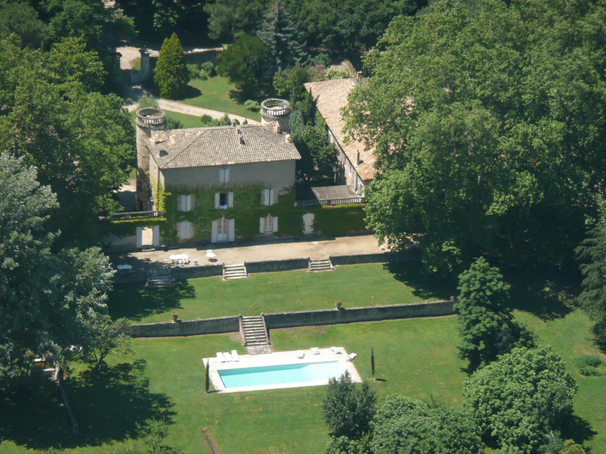 Extérieur du domaine avec terrasse et végétation méditerranéenne