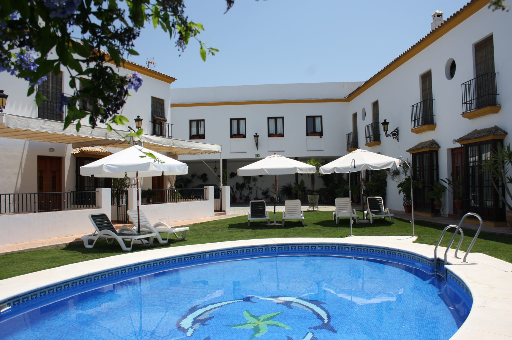 Fachada de Hacienda Olontigi junto a la piscina