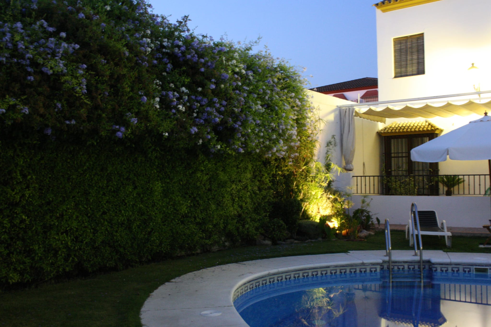 Jardín y piscina interior de Hacienda Olontigi