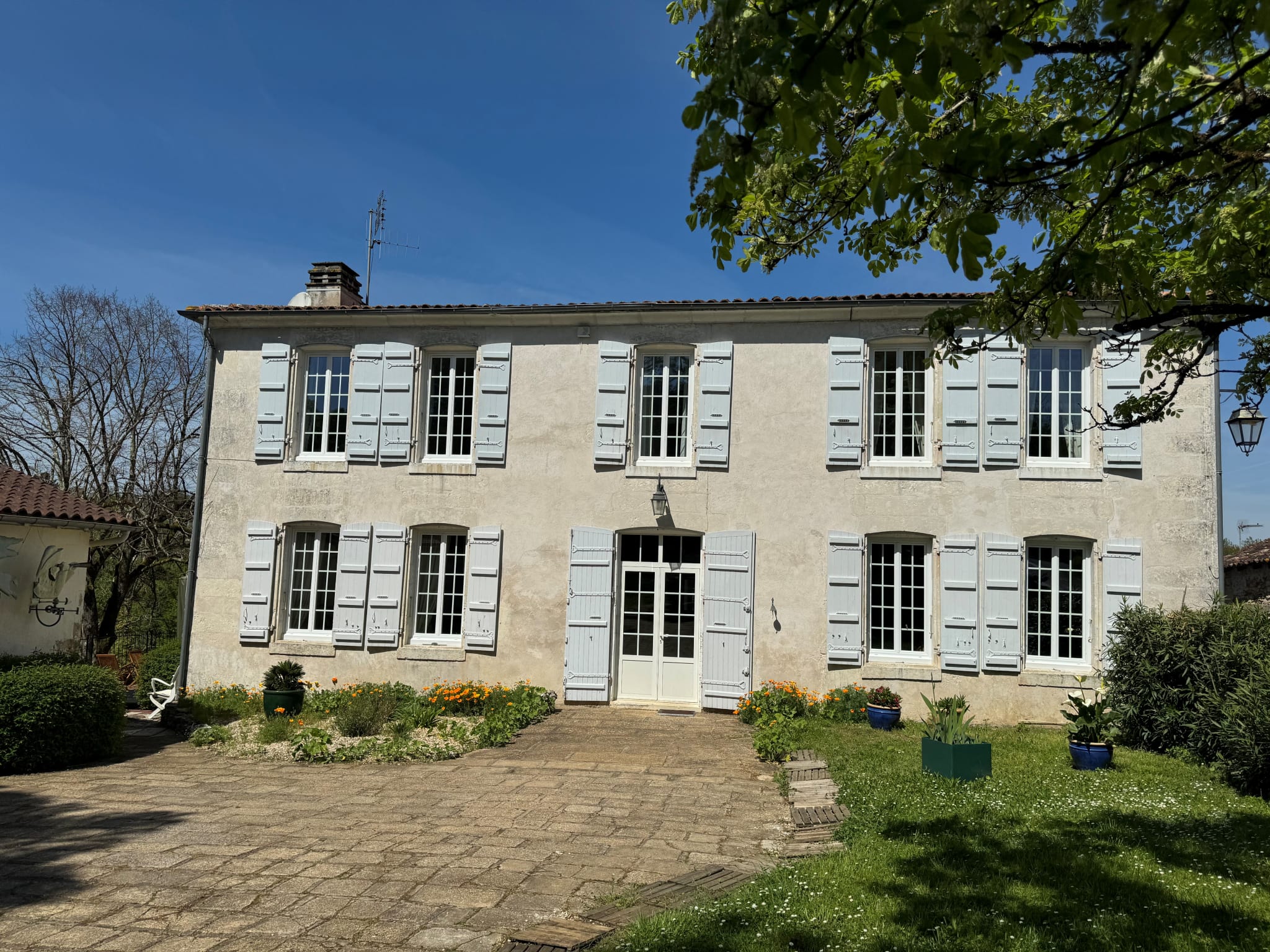 Façade de la maison de maître Le Pré aux Moines à Fontcouverte