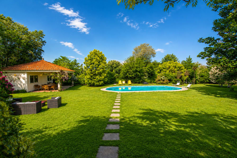 As Landras con jardín y piscina junto al río Miño en Tomiño