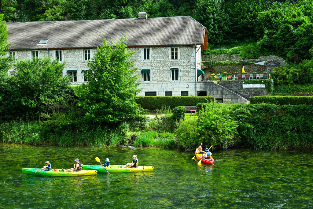 Gîte 4 étoiles au bord de la rivière, proche du massif du Jura