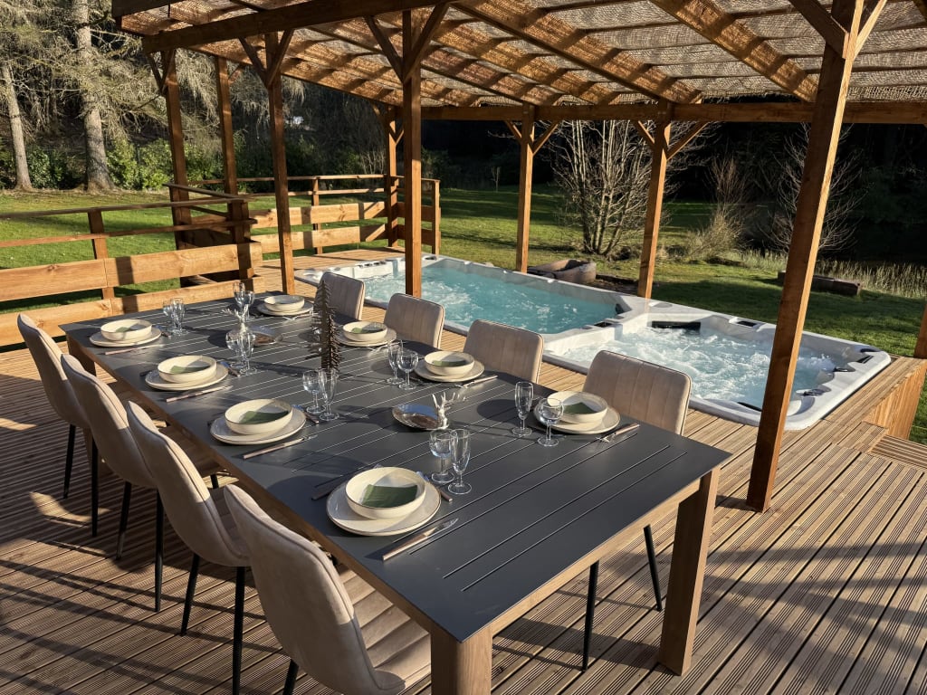 Jacuzzi privatif et terrasse au Domaine des Graminées
