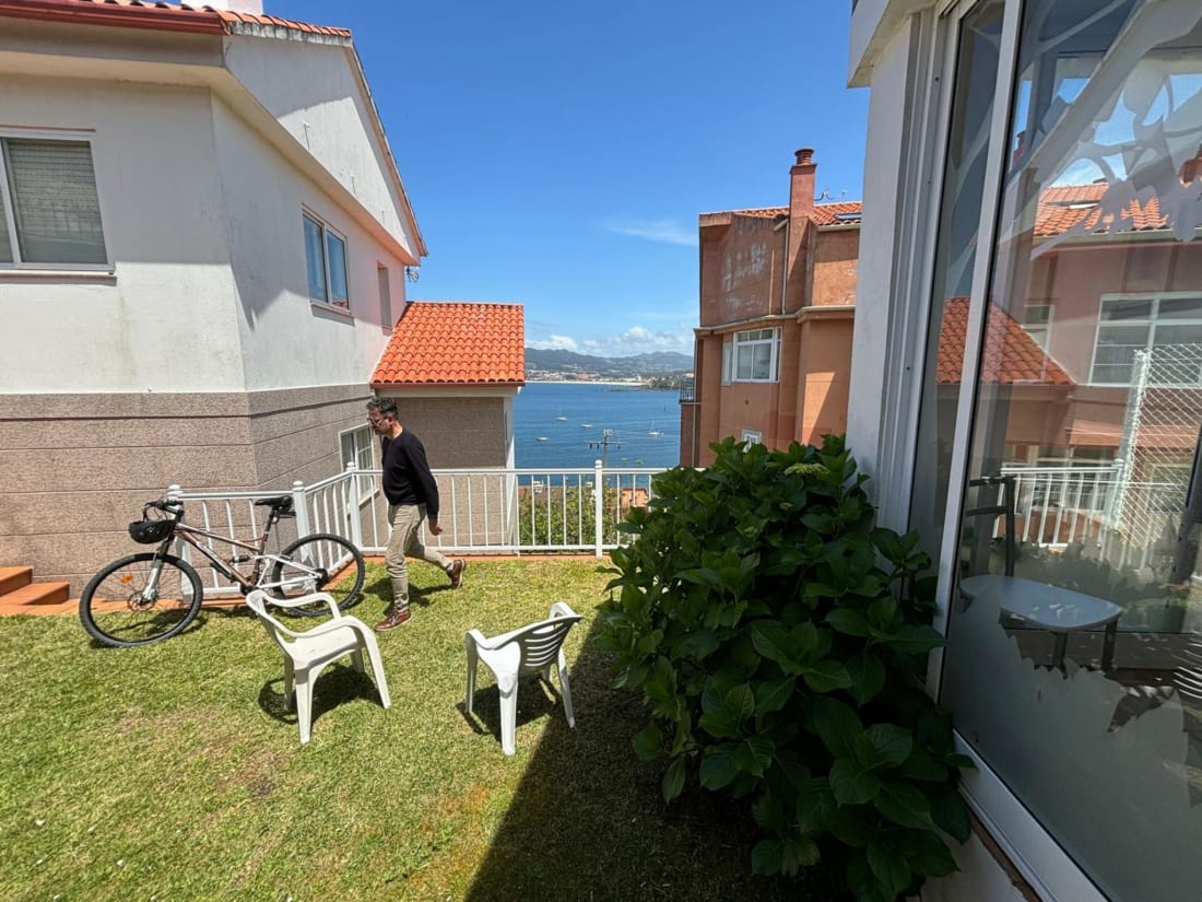 Bicicleta en un jardín con vistas al mar en Baiona