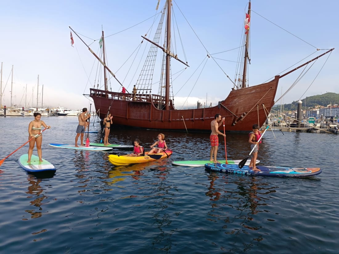 Paddle surf en la bahía de Baiona con un colaborador local de Holibai