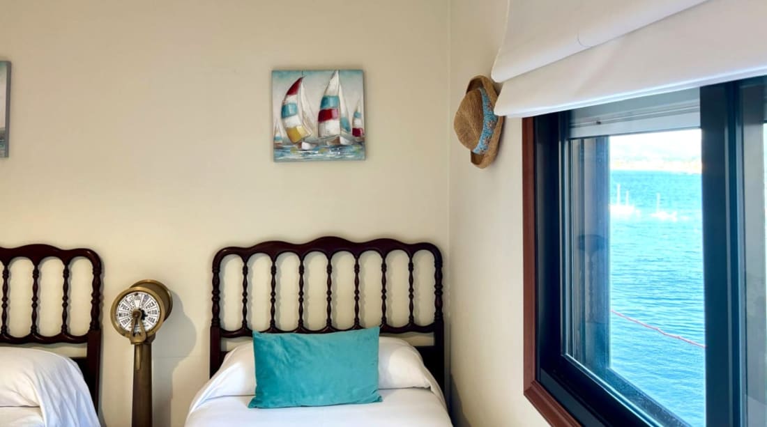 Dormitorio de Bitácora con vistas a la bahía de Baiona