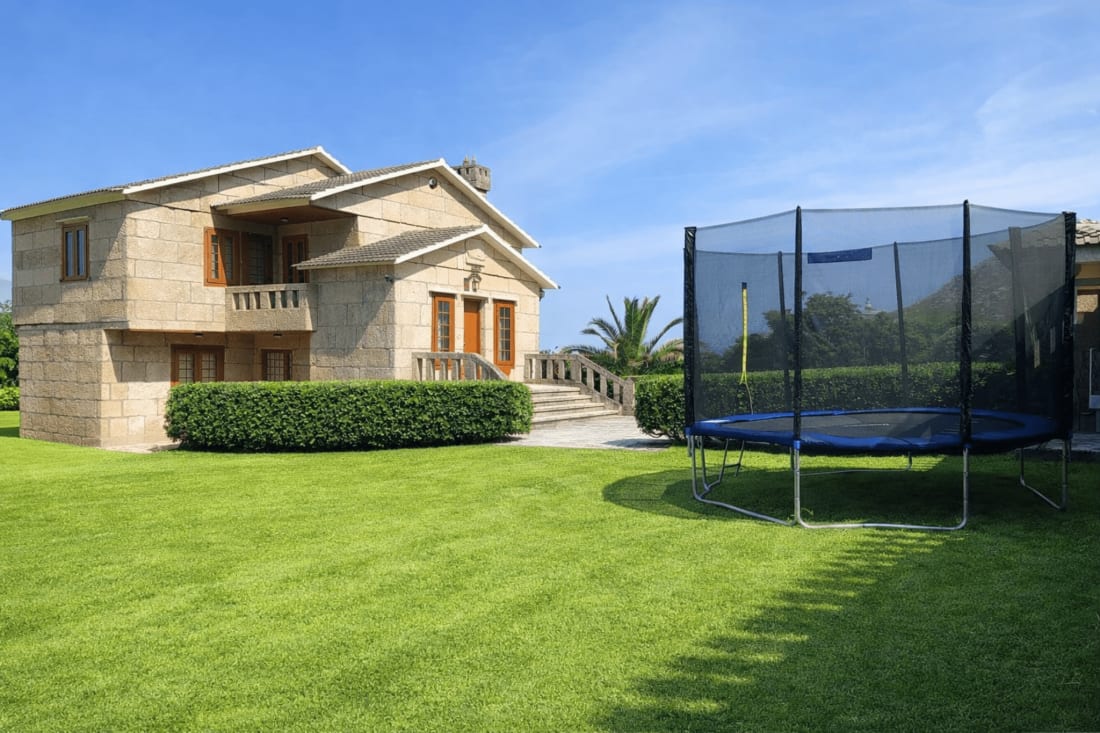 Jardín de Vila Mar de Lúa frente al mar con cama elástica