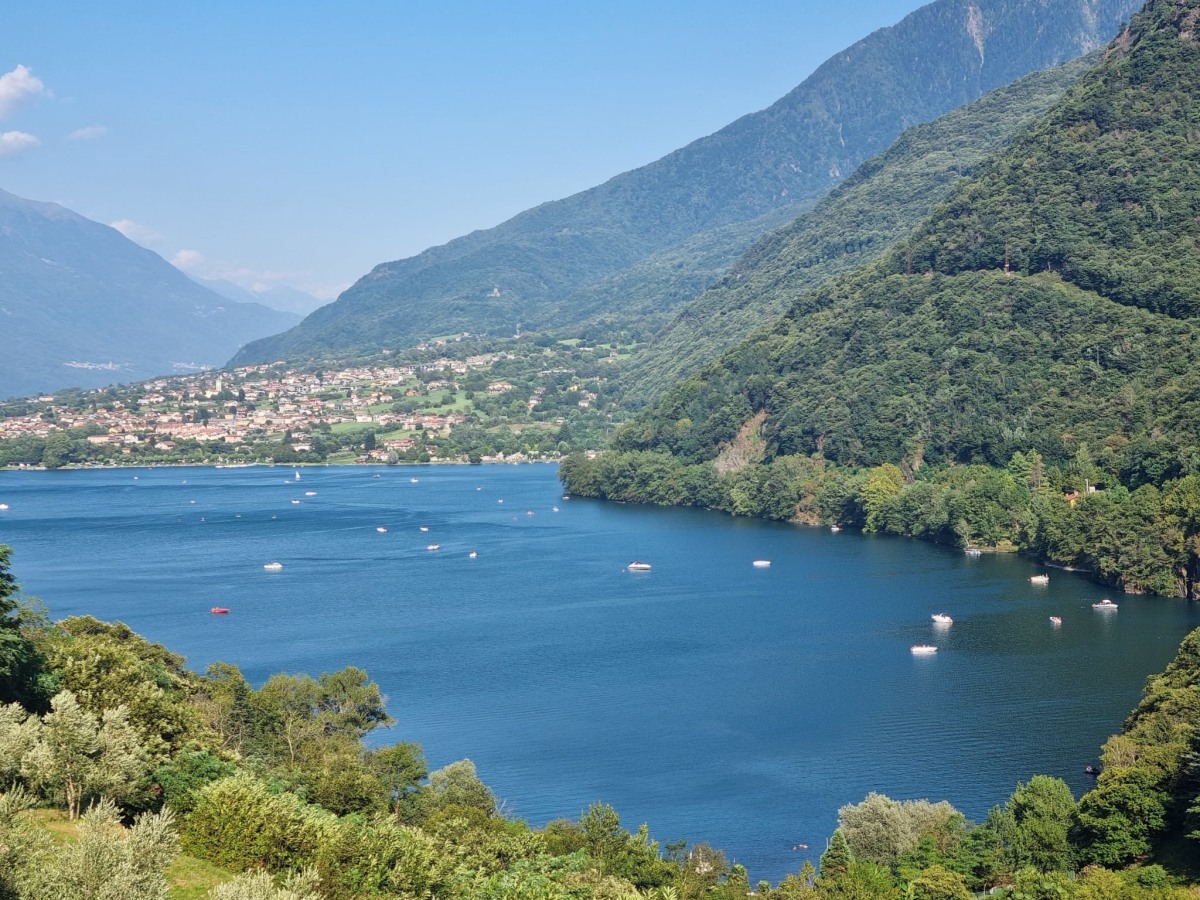 La baia tranquilla del Lago di Piona, un rifugio naturale sul Lago di Como
