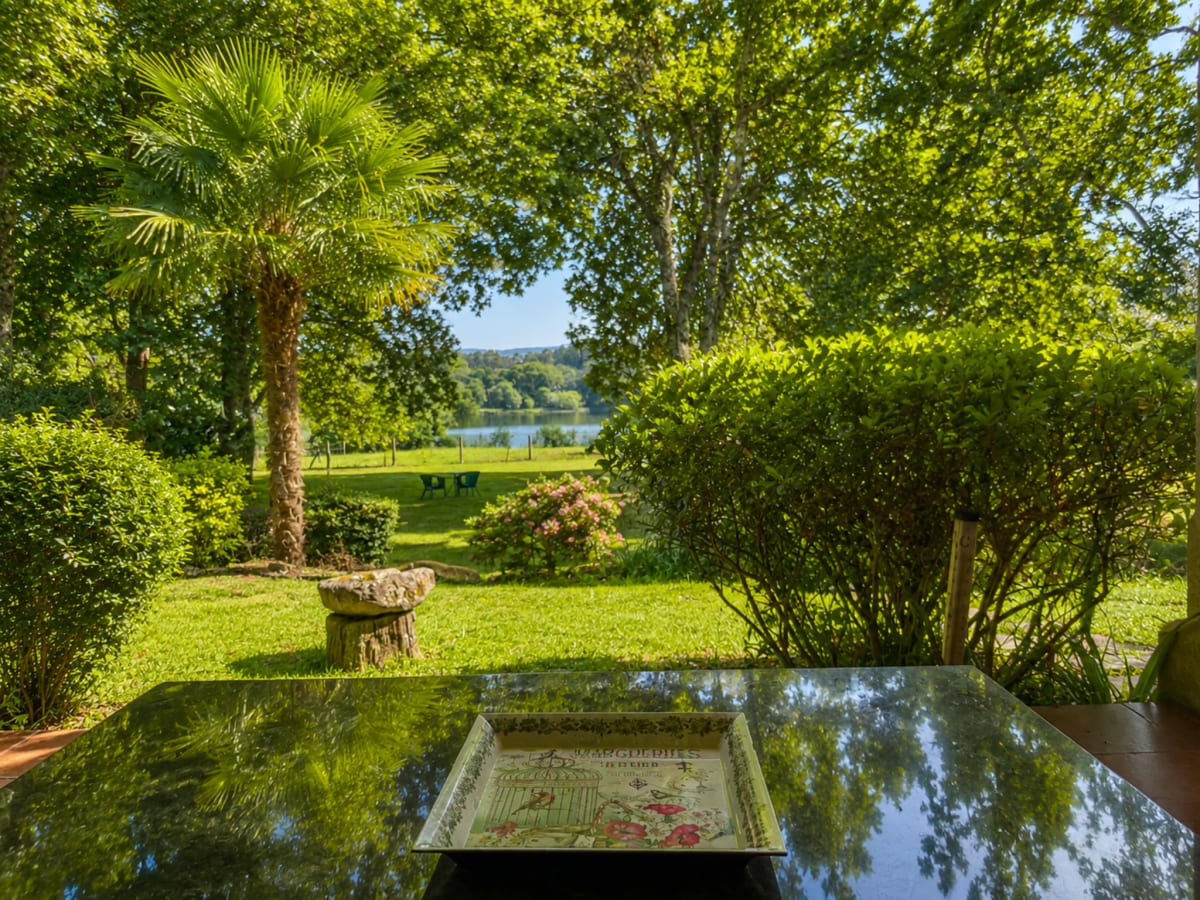 Jardín arbolado de un alojamiento Holibai en las Rías Baixas
