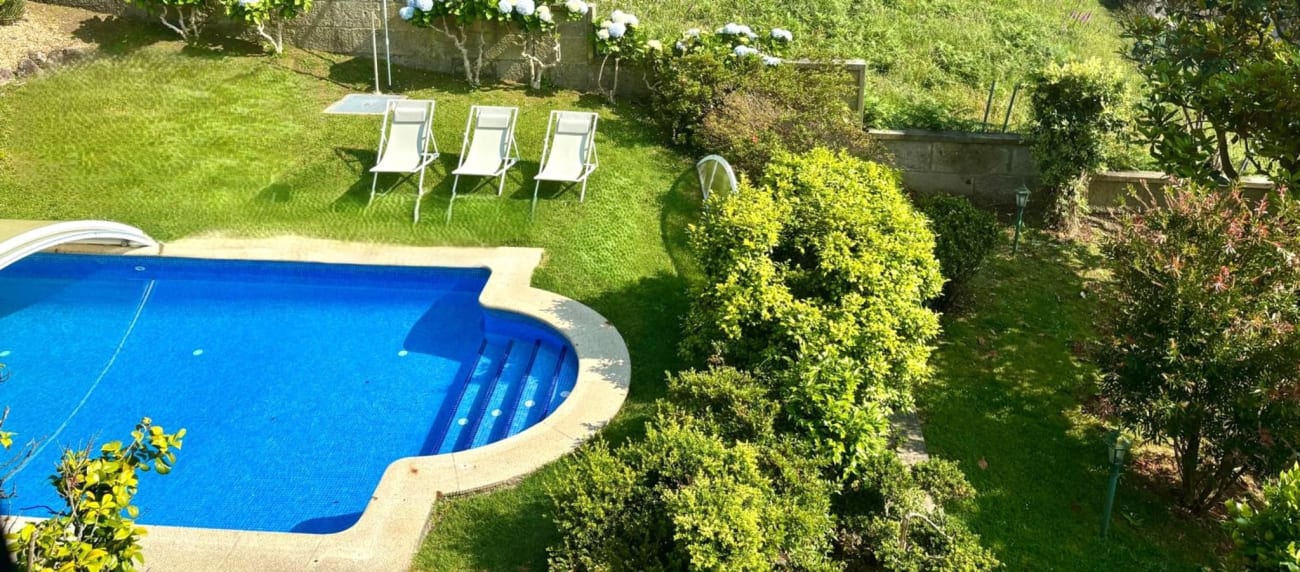 Piscina, césped y espacios exteriores de Vila Arume en Oia