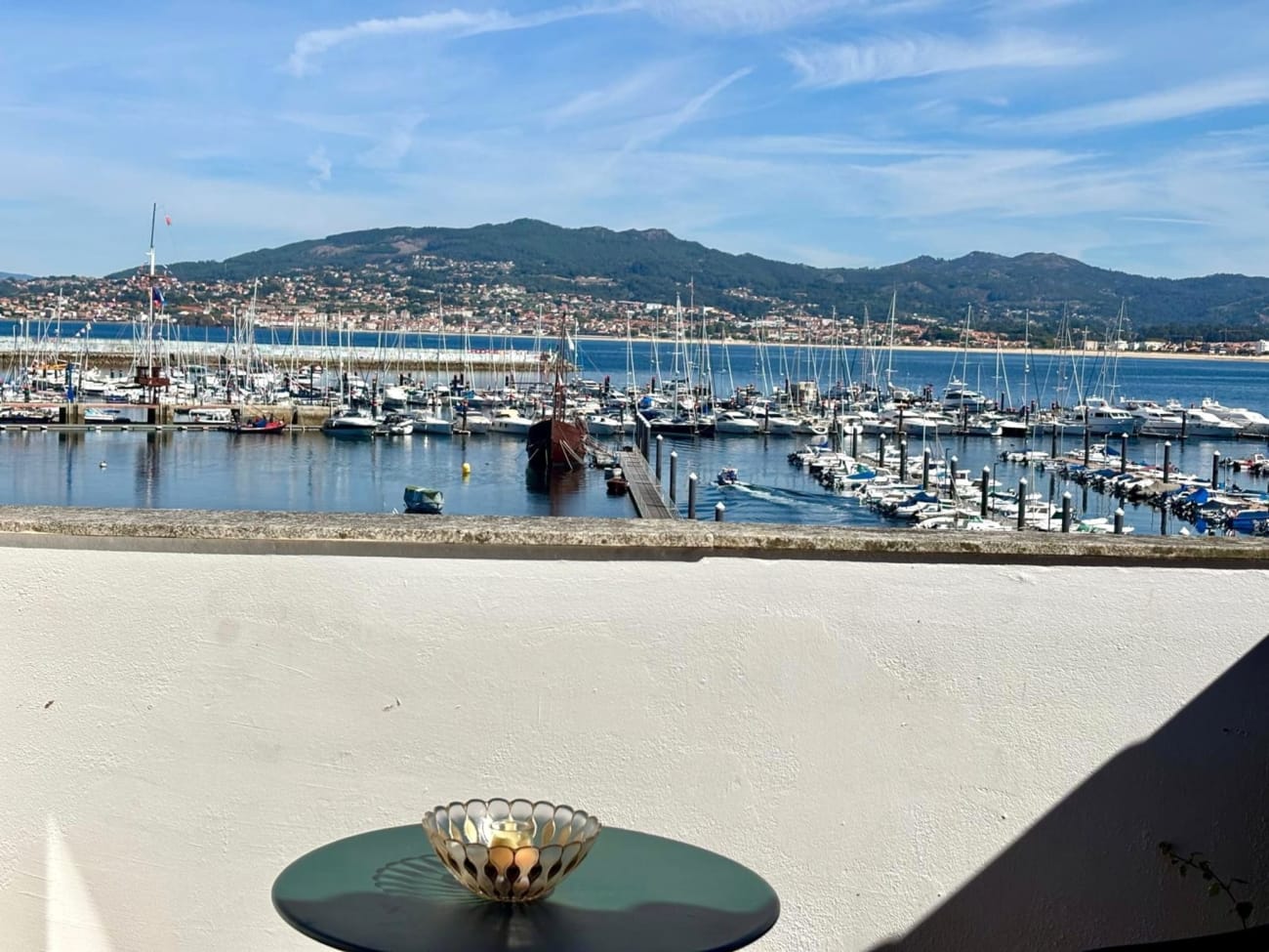 Terraza de Lembrare con vistas a la bahía de Baiona