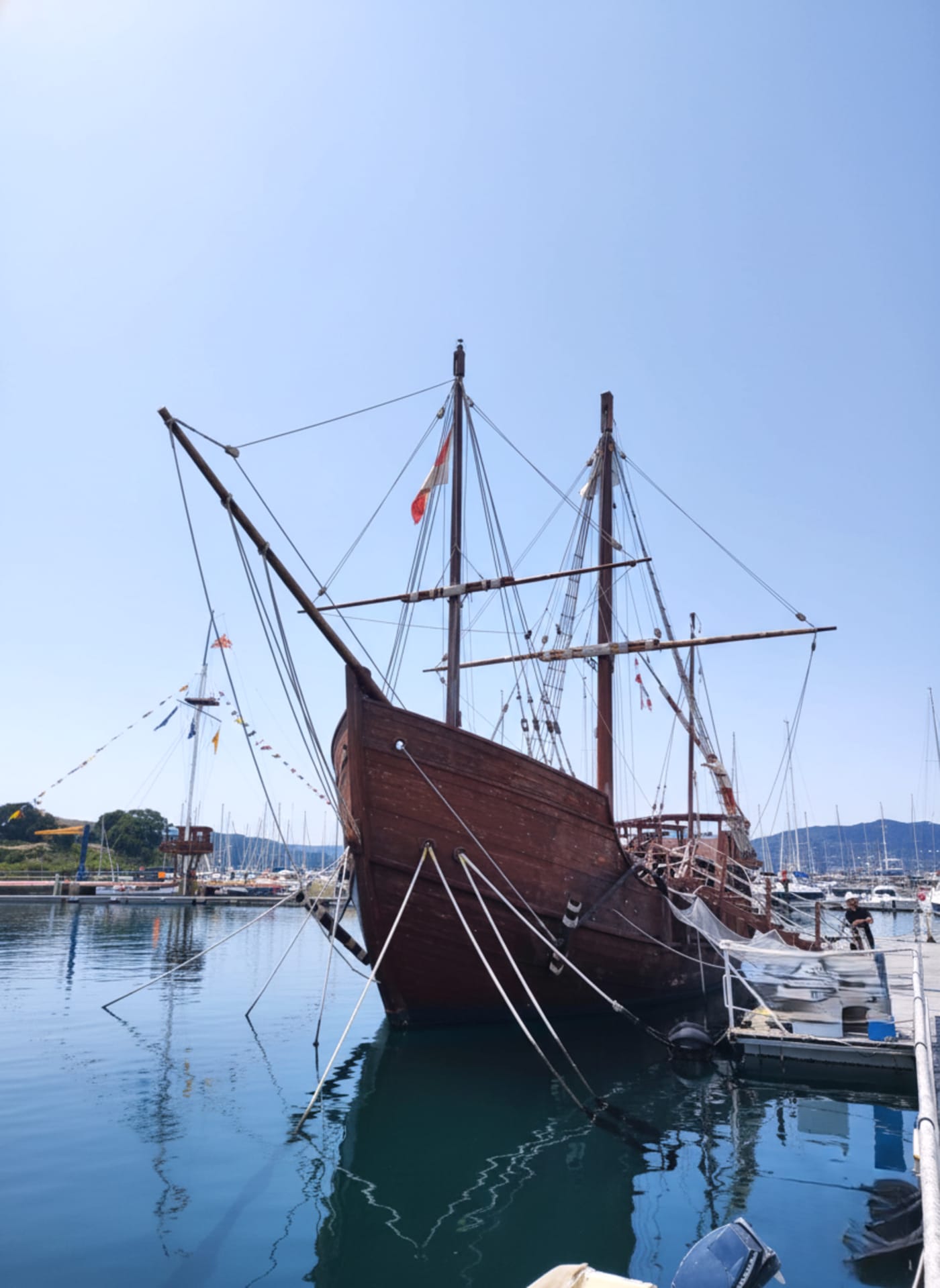 Carabela Pinta en el puerto de Baiona