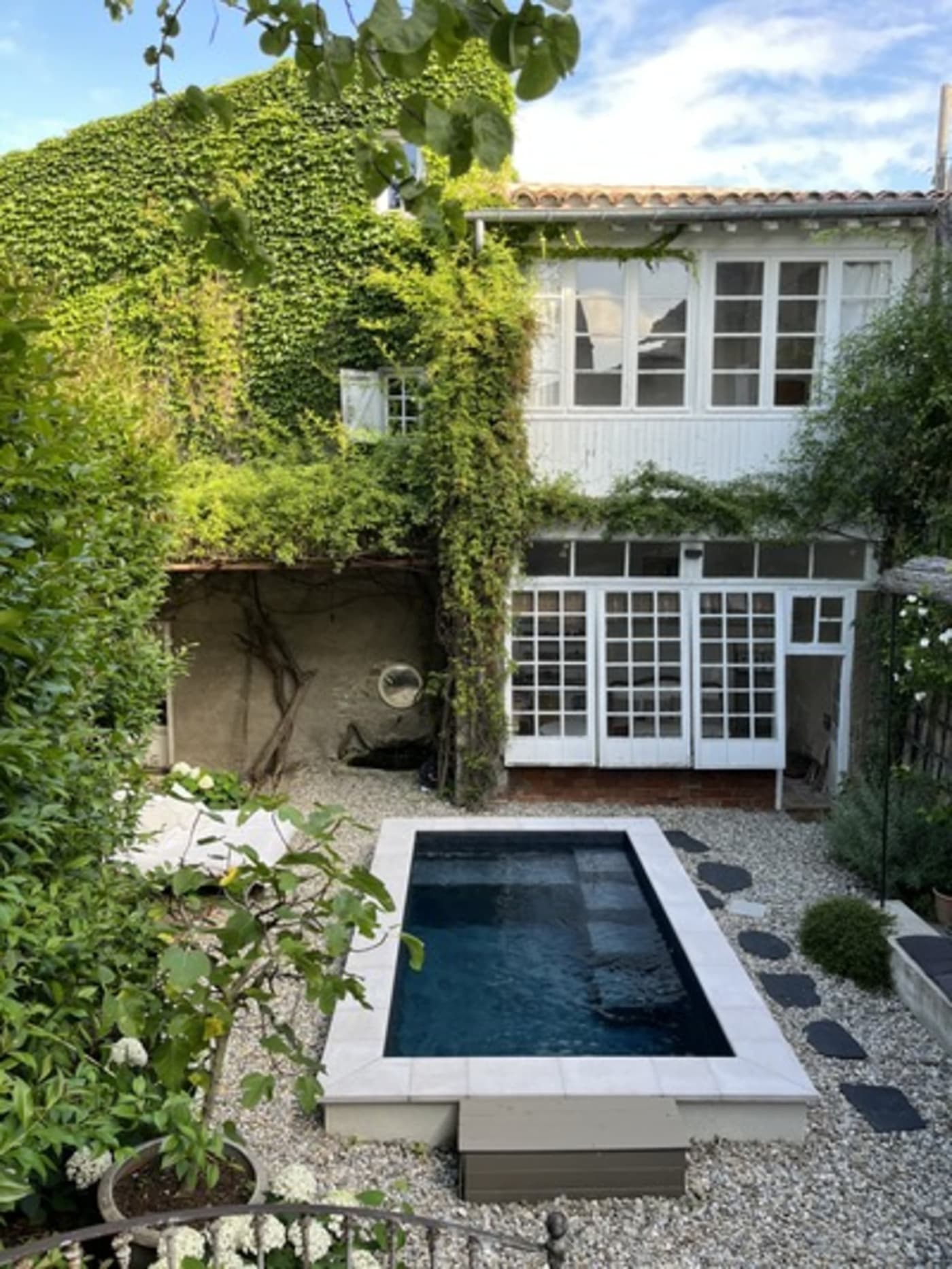 Camellas Lloret — pool and building, Montréal, Occitania