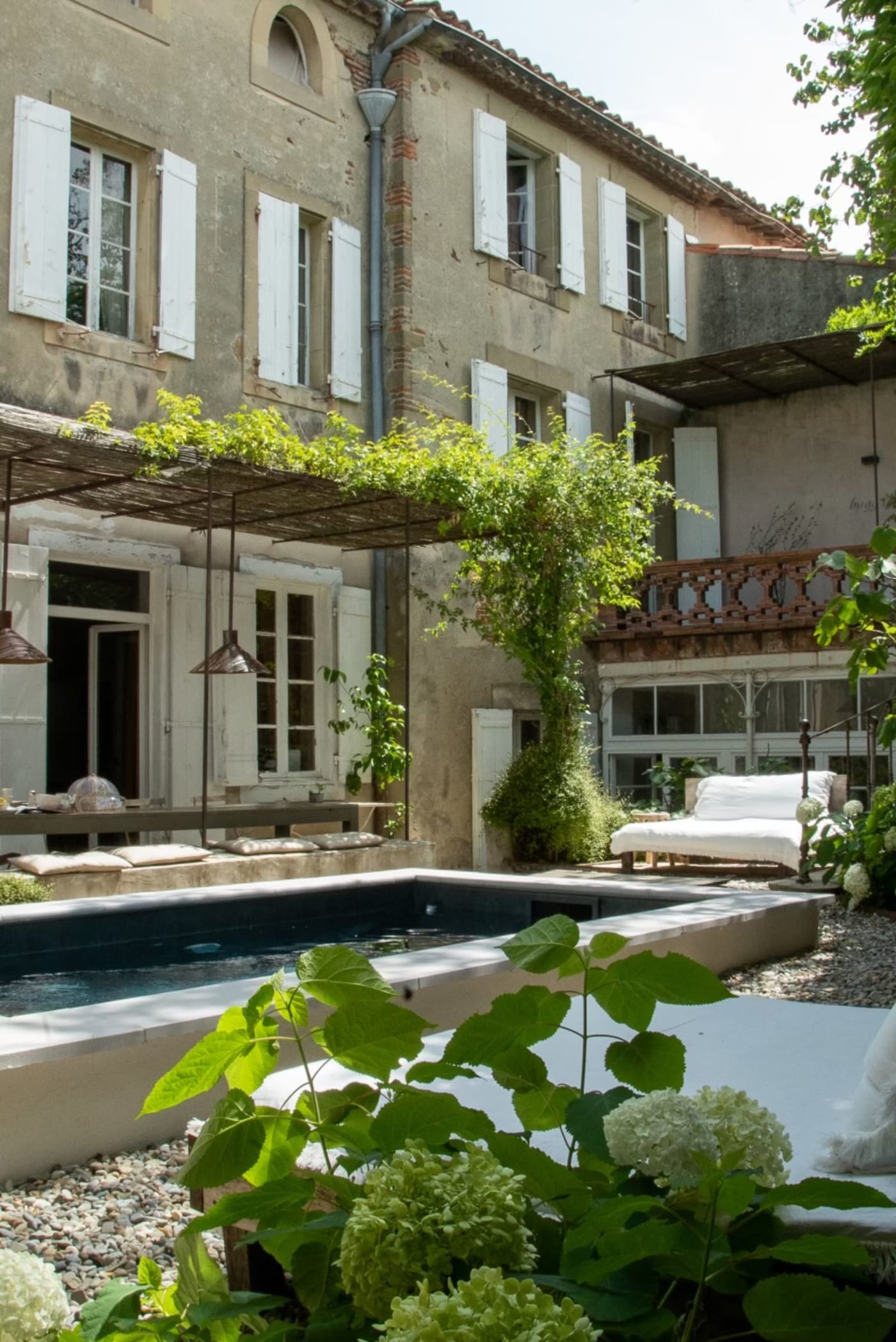 Camellas Lloret — pool and pergola, Occitania