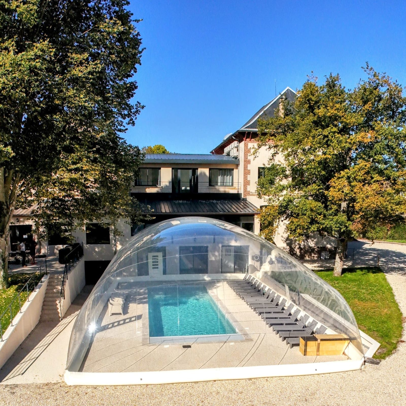 Piscine chauffée couverte par un dôme transparent de 220 m²