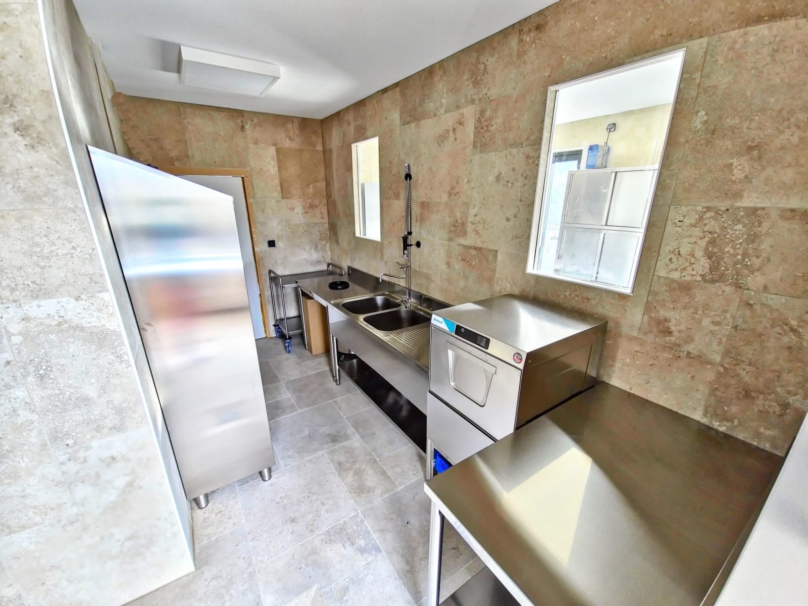 3 réfrigérateurs 600 L et équipements inox