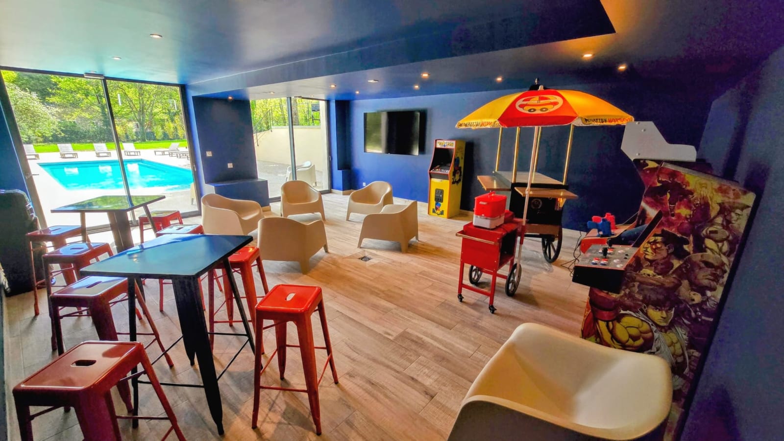 Bar et salle de jeux avec bornes d'arcade