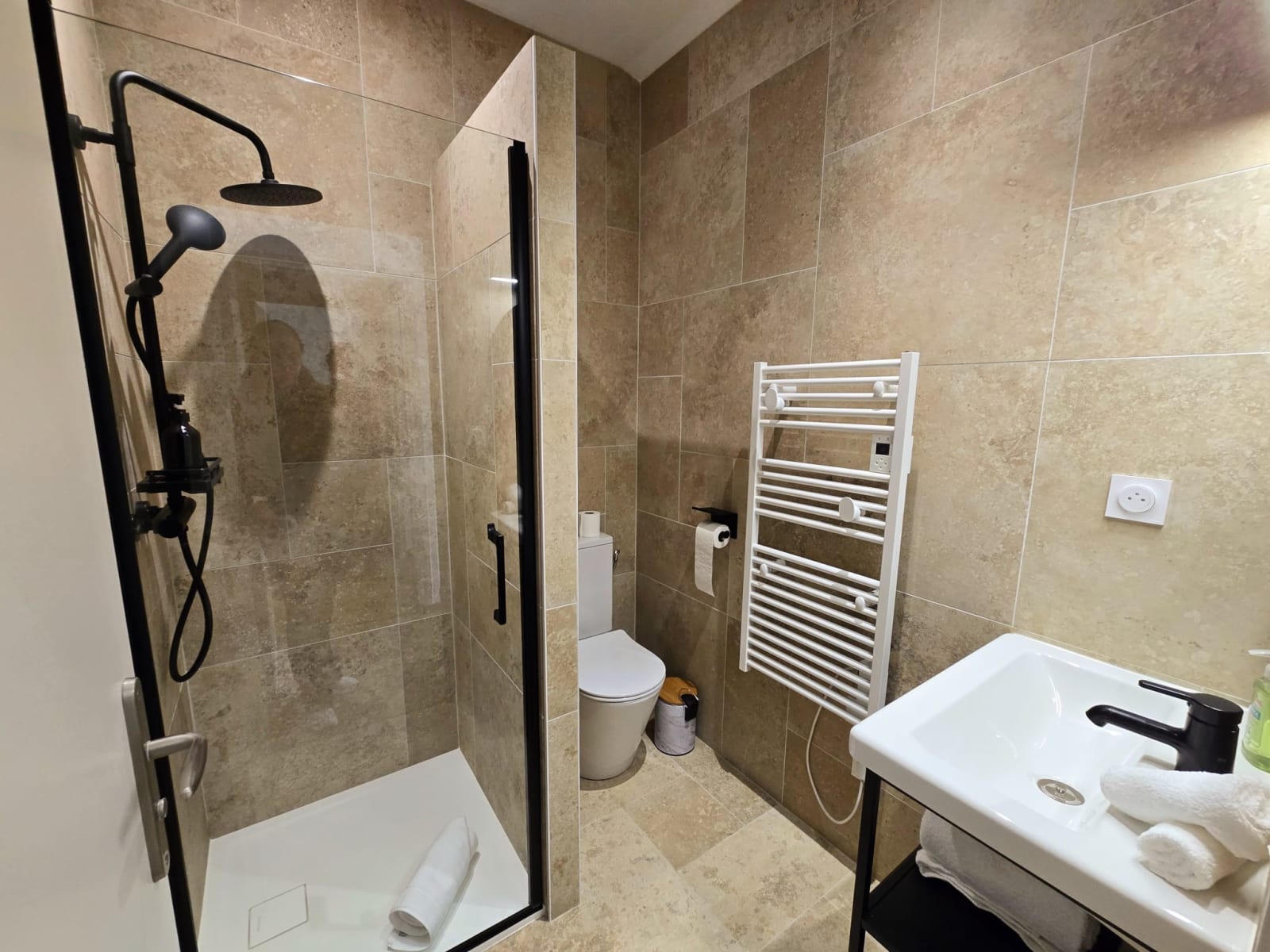 Salle de bains privative avec douche italienne