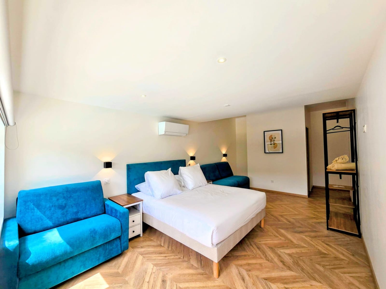 Chambre avec lit double et canapé-lit turquoise