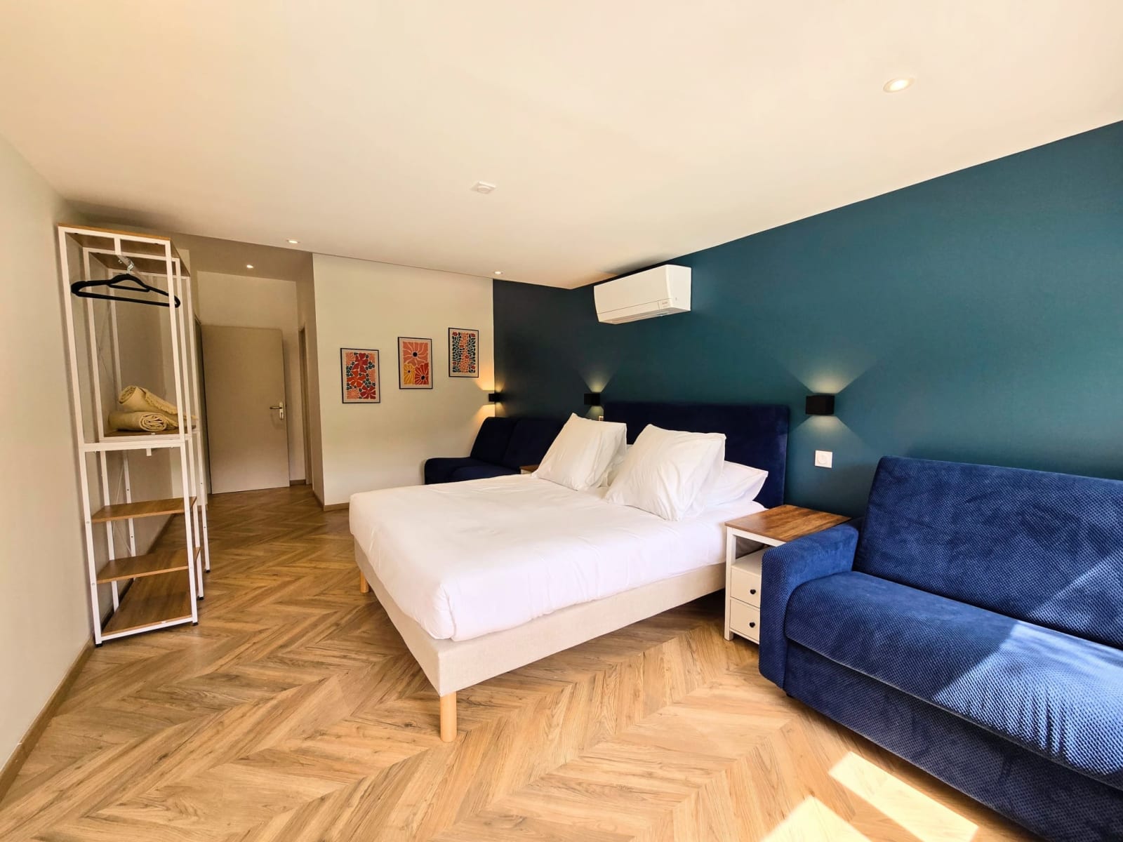 Chambre avec lit double et canapé-lit