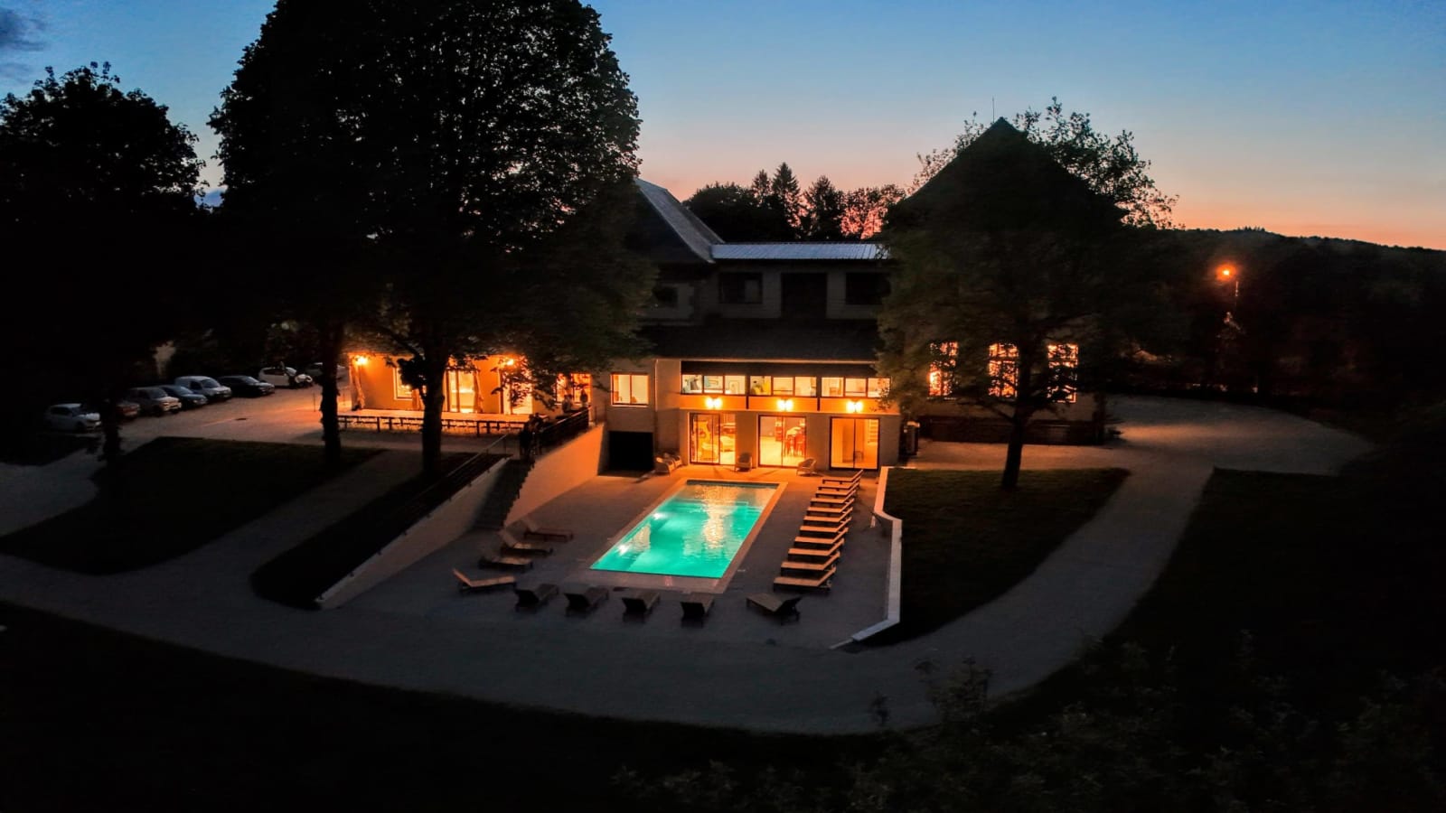 La Fabrique des Ducs illuminée au crépuscule