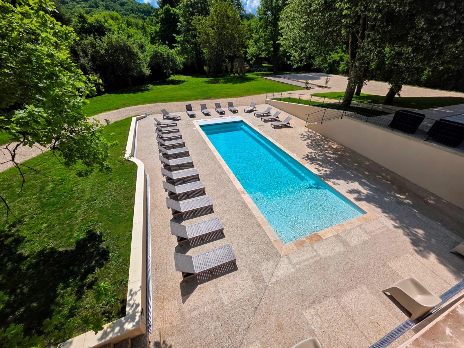 Piscine chauffée et transats
