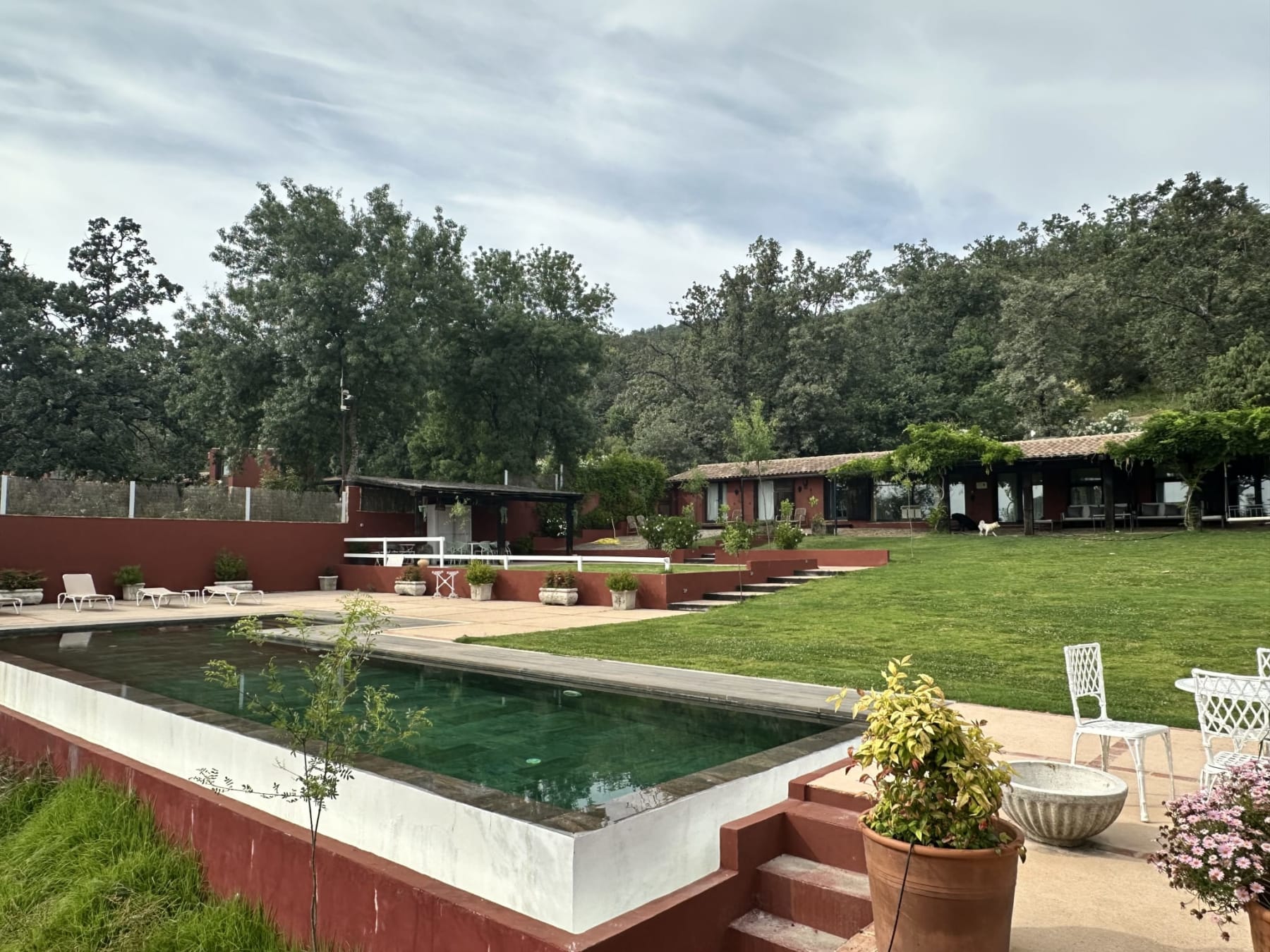 Villa Las Cuadras with the pool and garden in the foreground