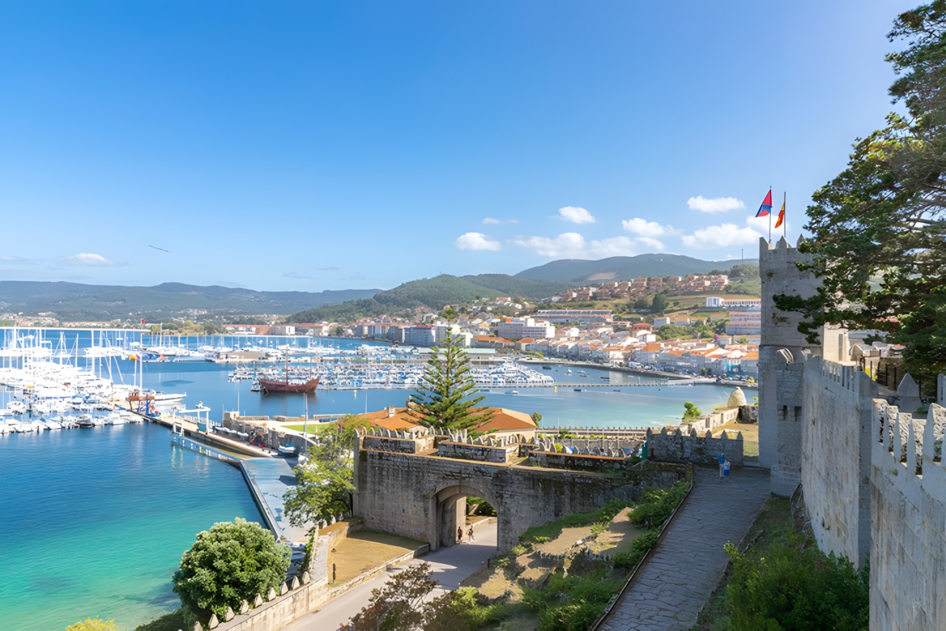 Panorámica de Baiona, su puerto, la bahía y el Castillo de Monterreal