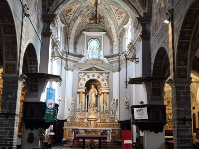 The interior of the church in Bellano, with its Baroque-Lombard altar and impressive naves