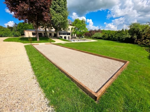 Terrain de pétanque dans le parc de La Fabrique des Ducs
