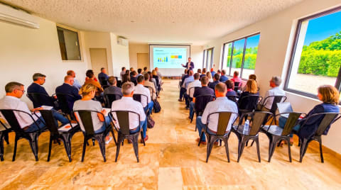 Séminaire en configuration théâtre dans la salle principale de 100 m²