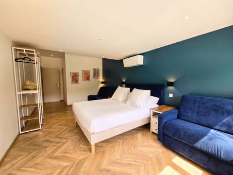 Chambre avec lit double et canapé-lit