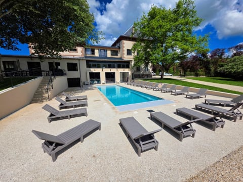 Terrasse de la piscine et façade de La Fabrique des Ducs