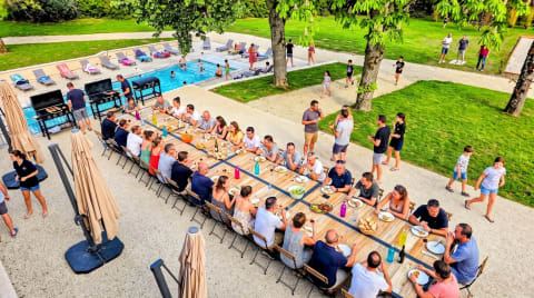 Grande tablée extérieure au bord de la piscine