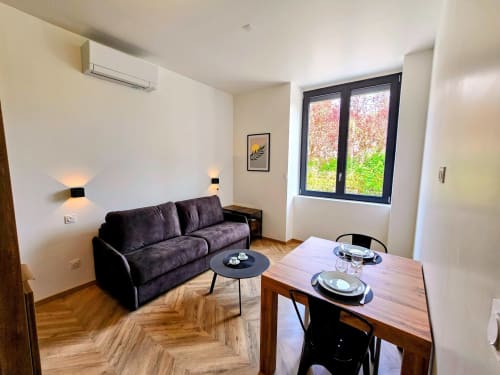 Espace salon et repas de l’appartement 1 Vindihouses en Bourgogne