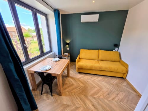 Espace salon et repas de l’appartement 5 Vindihouses