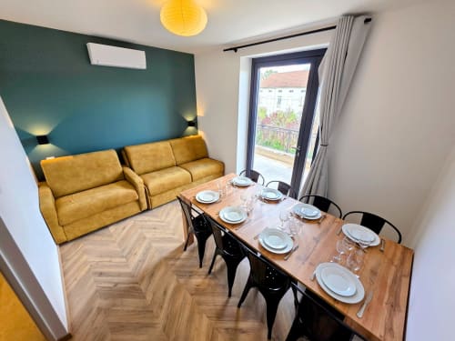 Espace repas et salon de l’appartement 7 Vindihouses
