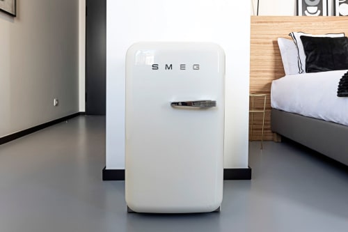 Refrigerador SMEG branco em estúdio moderno do hotel Benefit Collection no Porto, Portugal