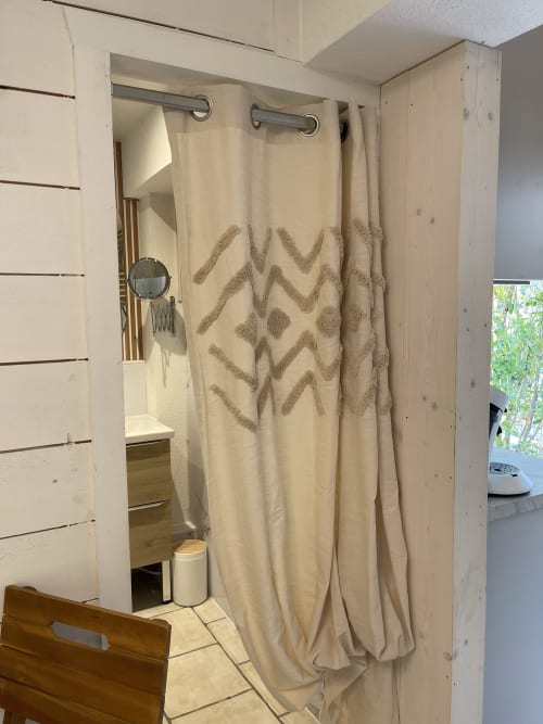 Salle de bains avec douche et rideau à motif chevron beige à l'appartement La Montagnette, Cap d'Agde