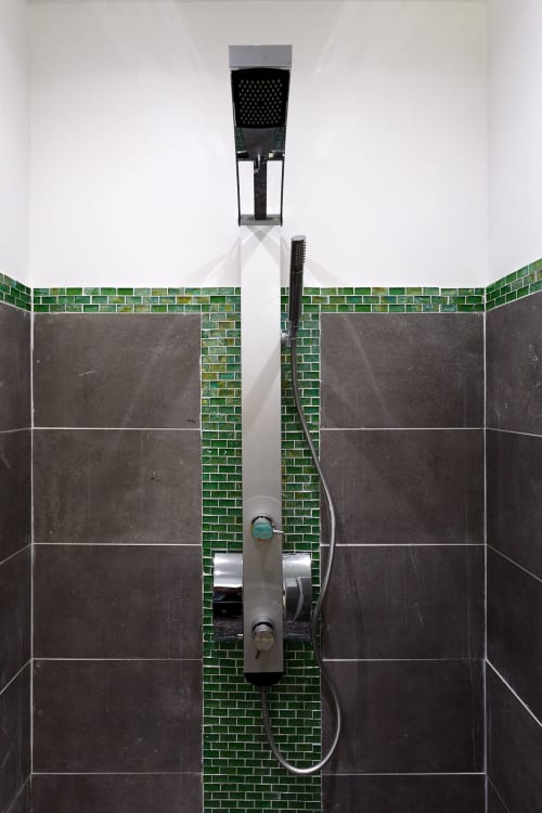 Salle de bain moderne du gîte Kaz A Bibi à Sainte-Rose avec carrelage vert et robinetterie noire