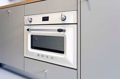Forno branco SMEG com micro-ondas na cozinha do apartamento hotel no Porto por Benefit Collection