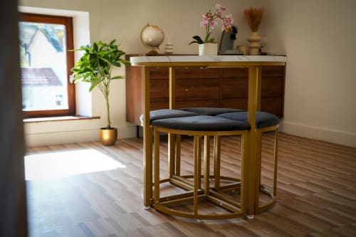 Intérieur moderne d'un appartement aux Séjours Ardennais avec mobilier en bois, plantes en pot et lumière naturelle